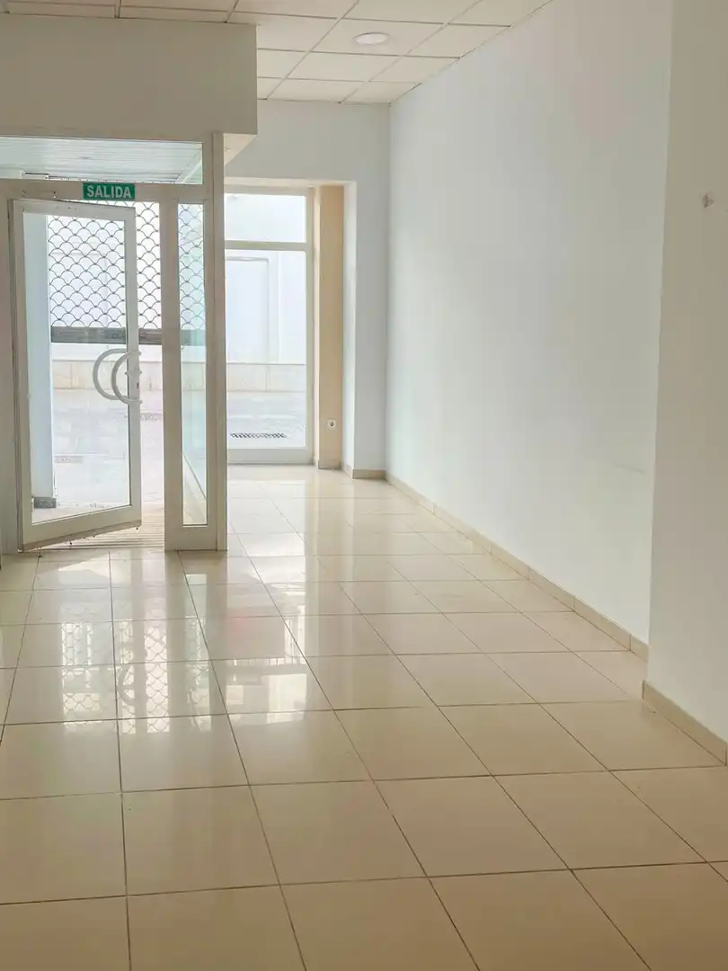 Local comercial de lloguer a Núcleo urbano
