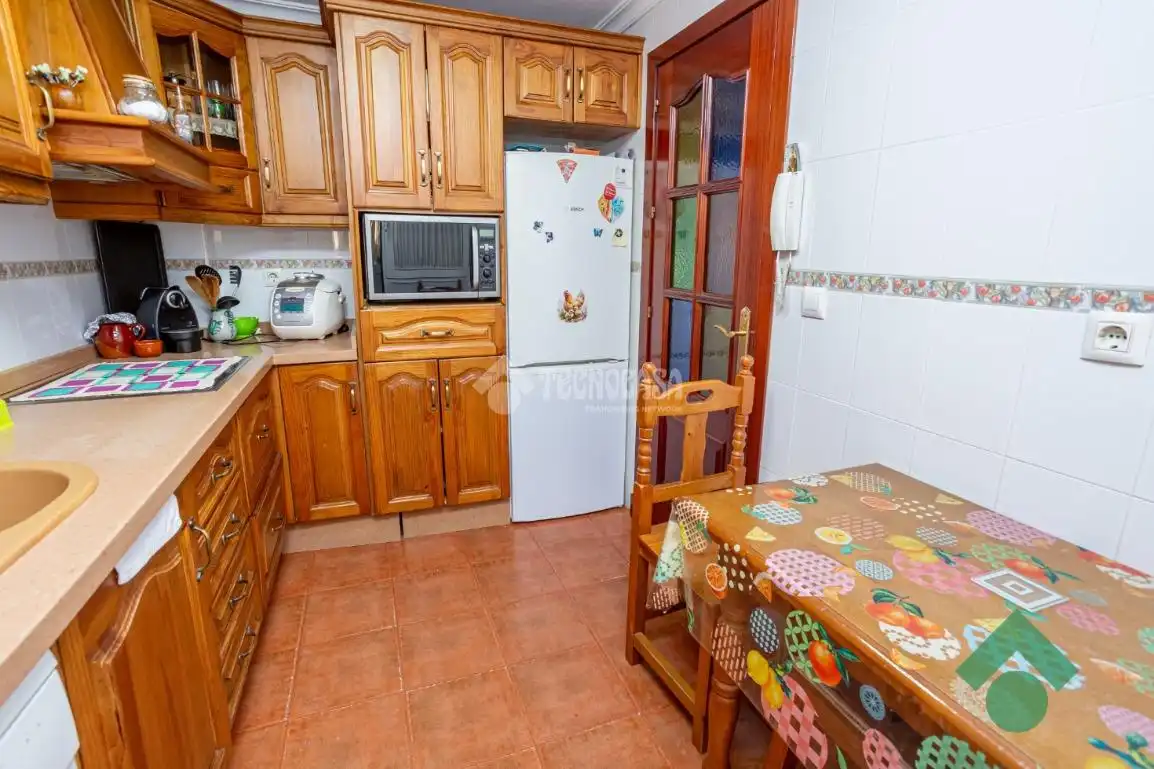 Cuina de Casa adosada en venda en San Bernabé