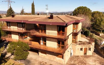 Vista exterior de Casa o xalet en venda en Manresa amb Aire condicionat, Terrassa i Piscina