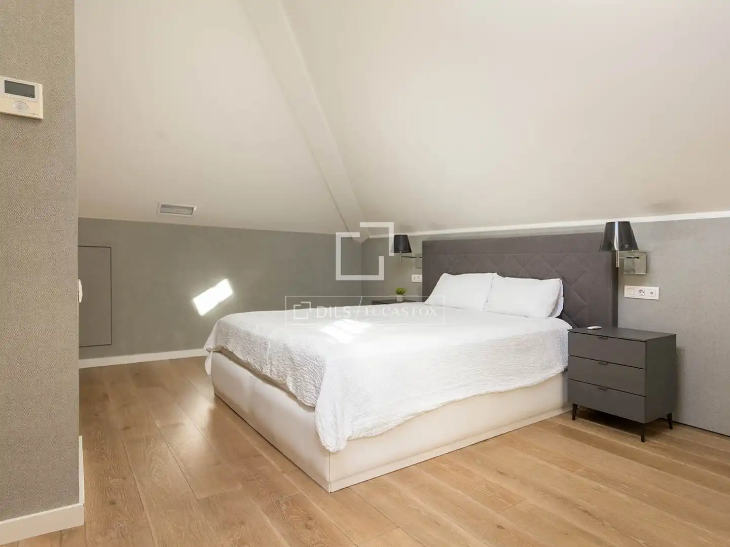 Schlafzimmer von Wohnung zum Verkauf in Barcelona mit Klimaanlage und Terrasse