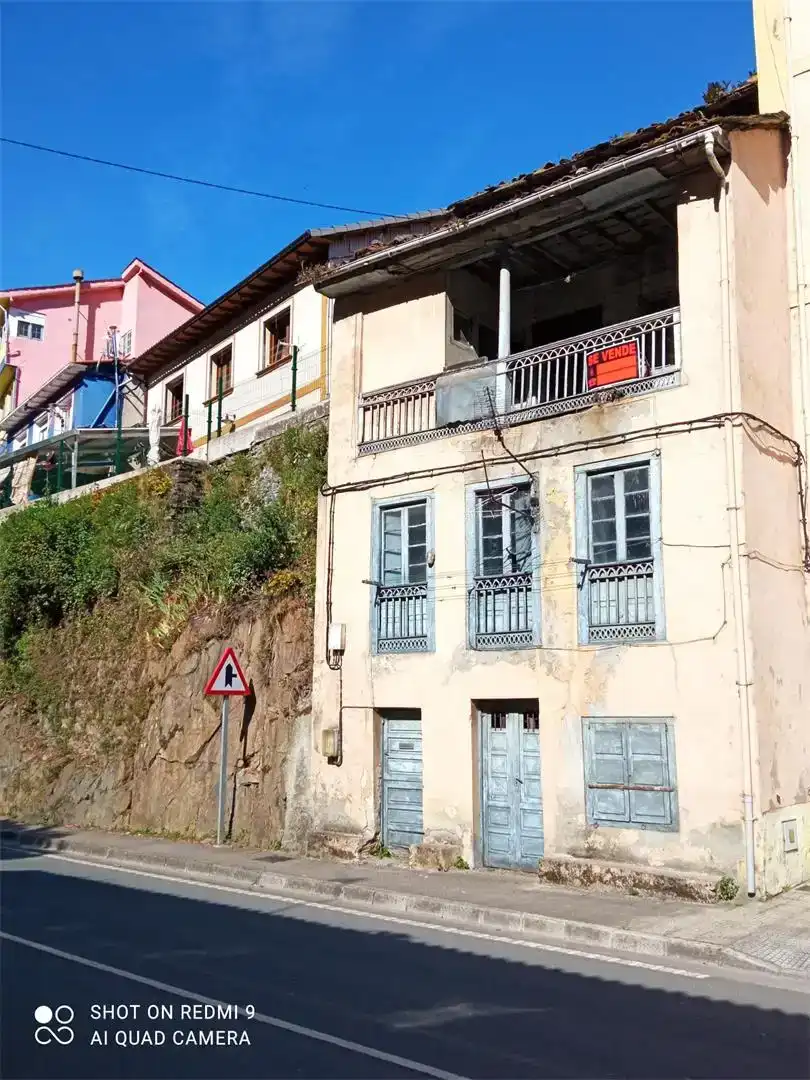 Vista exterior de Piso en venta en Cangas del Narcea con Trastero y Balcón