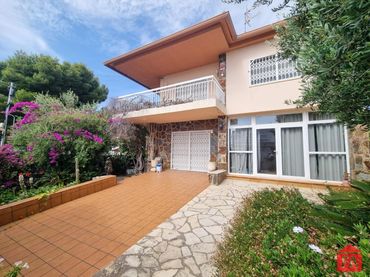 House with balcony for sale in Mas Mel