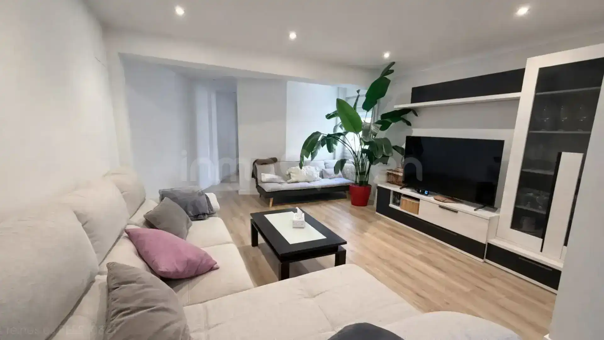 Living room of Flat for sale in Zaragoza  with Heating, Terrace and Furnished