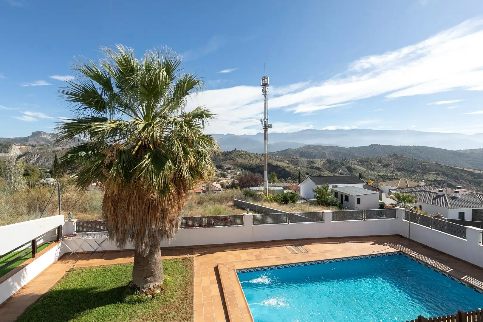Vista exterior de Casa o xalet en venda en Huétor de Santillán amb Calefacció, Jardí privat i Piscina