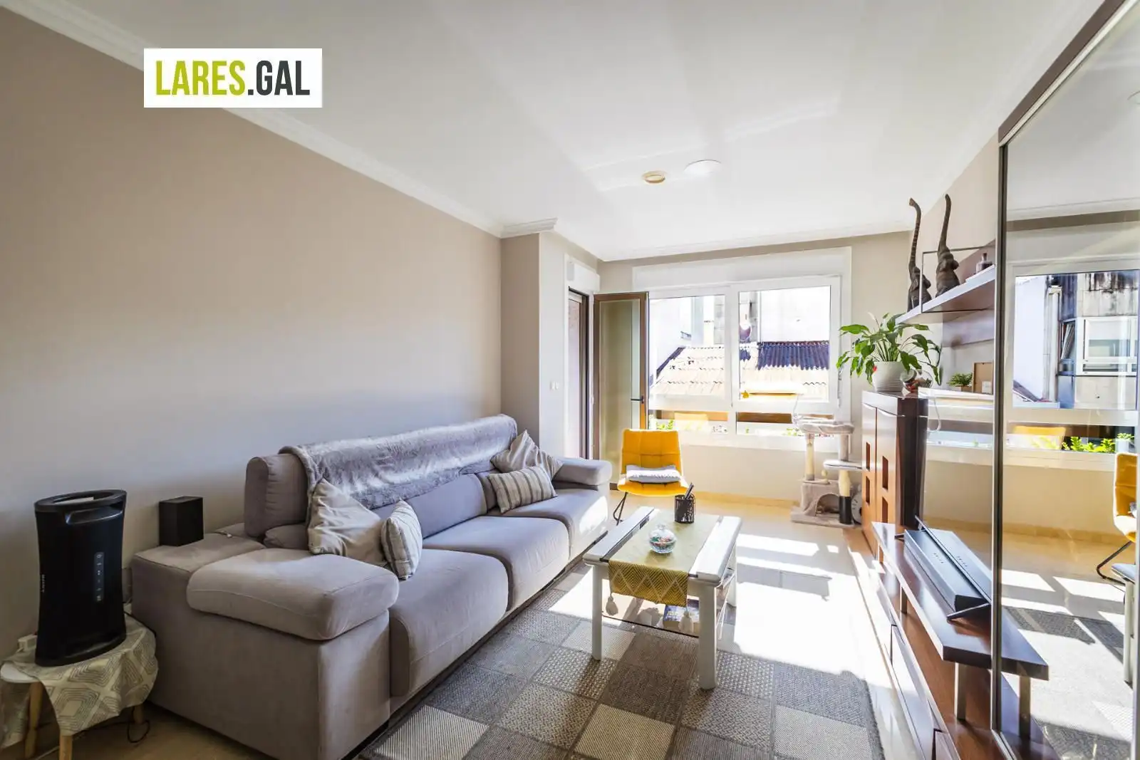 Sala de estar de Piso en venta en Cangas  con Calefacción, Parquet y Terraza