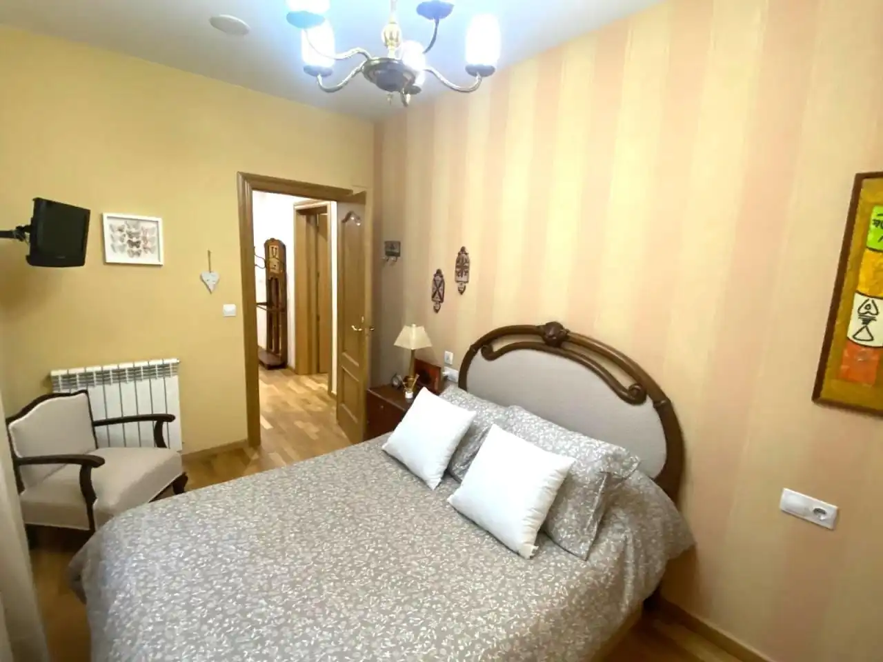 Dormitori de Apartament de lloguer en León Capital  amb Calefacció, Parquet i Moblat