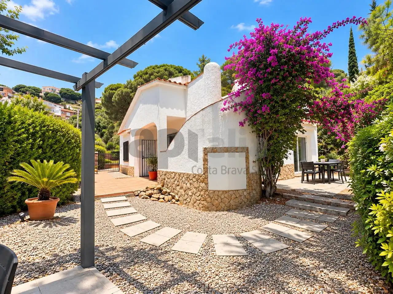 House with garden for sale in Canyelles