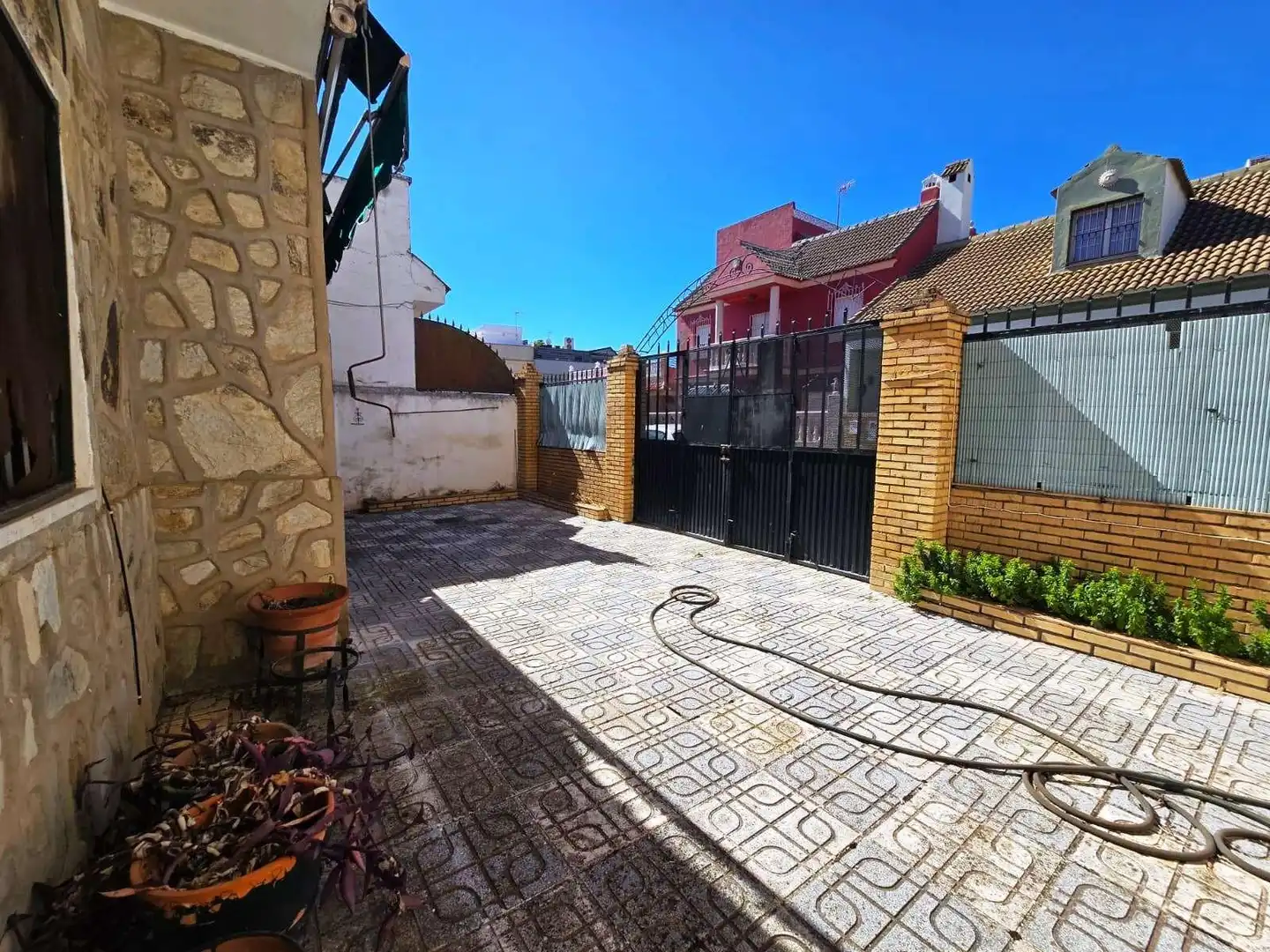 Vista exterior de Casa o chalet en venta en Valencina de la Concepción con Terraza, Trastero y Piscina