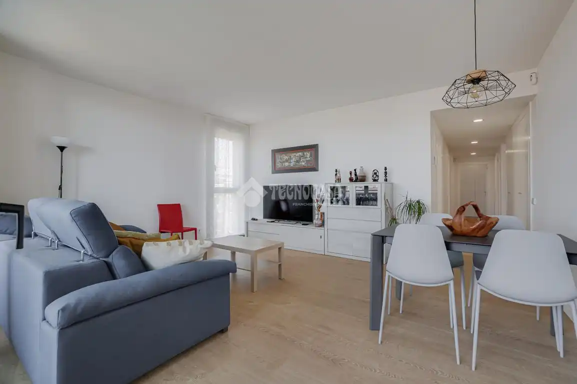 Sala d'estar de Pis en venda en L'Hospitalet de Llobregat amb Traster i Balcó