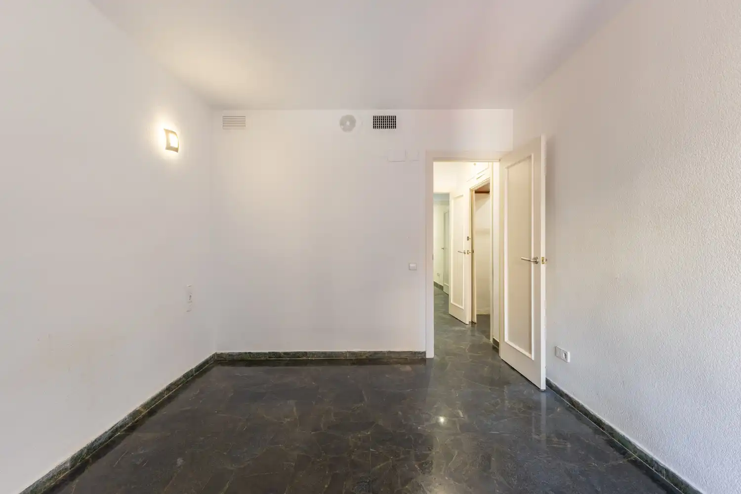 Bedroom of Flat for sale in Valencia  with Air Conditioner, Heating and Balcony