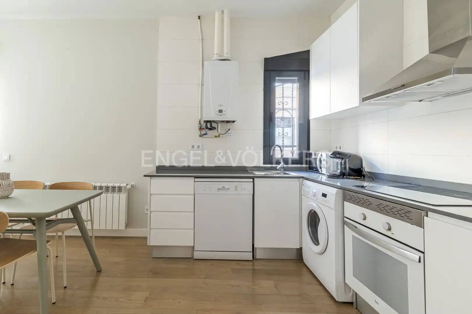 Cuina de Apartament de lloguer en Madrid amb Aire condicionat, Calefacció i Moblat