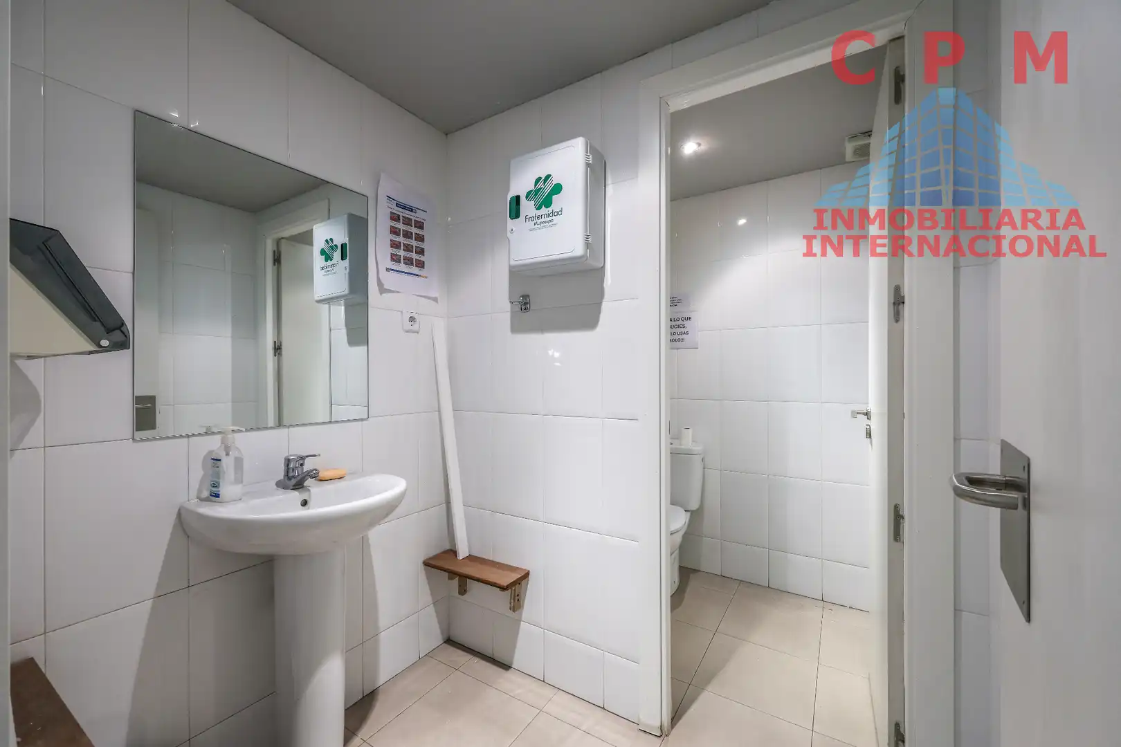 Bany de Local de lloguer en Madrid amb Parquet, Internet i Alarma
