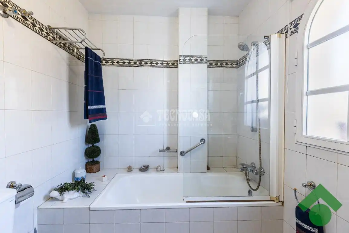 Badezimmer von Haus oder Chalet zum Verkauf in Albolote mit Privatgarten, Terrasse und Schwimmbad