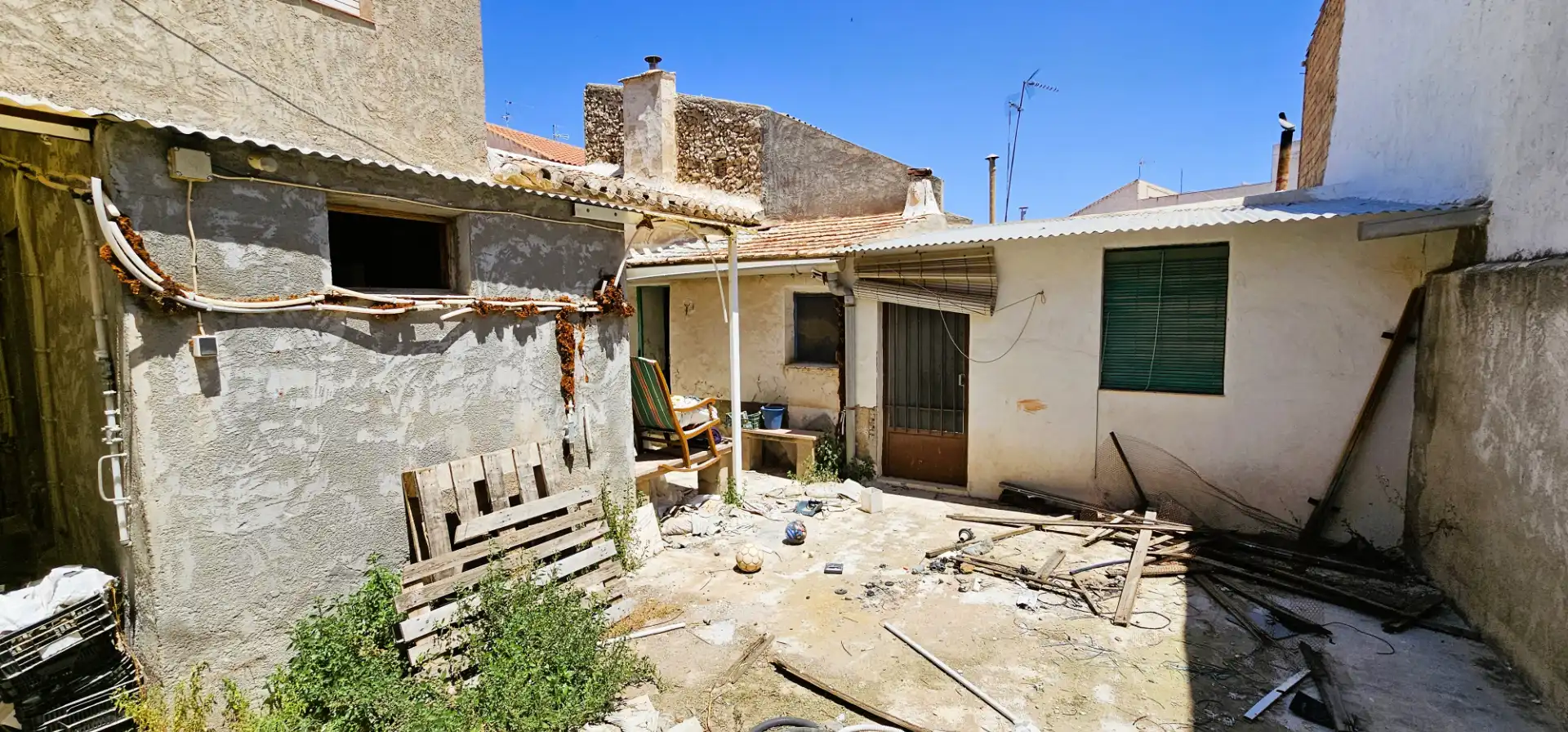Außenansicht von Einfamilien-Reihenhaus zum Verkauf in Totana mit Terrasse und Abstellraum
