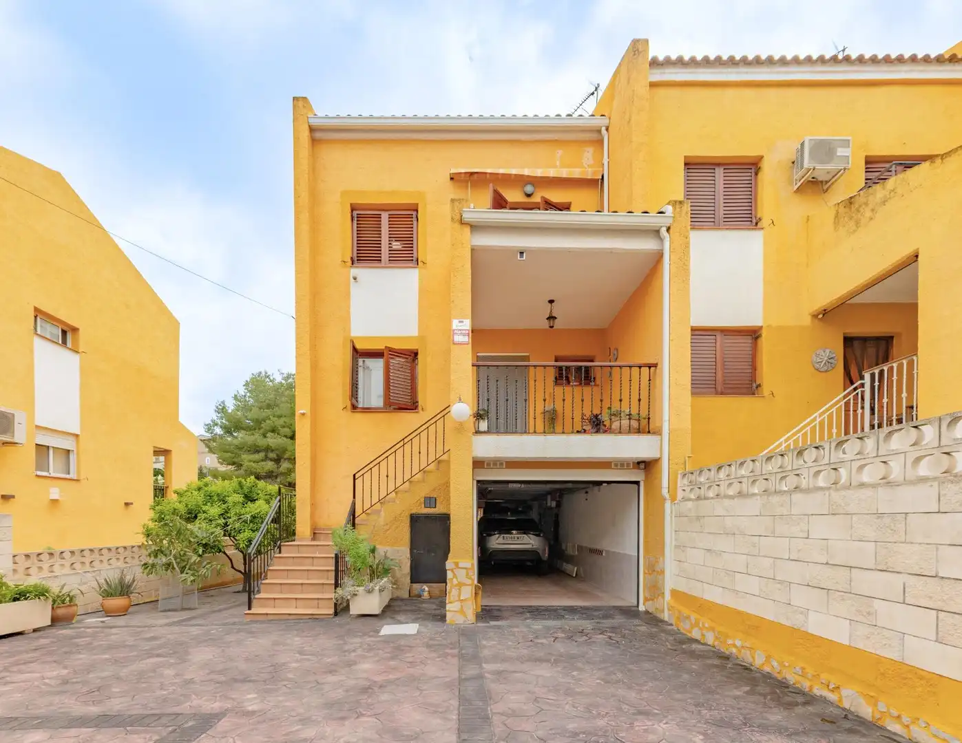 Vista exterior de Casa adosada en venta en Chiva con Aire acondicionado, Calefacción y Terraza