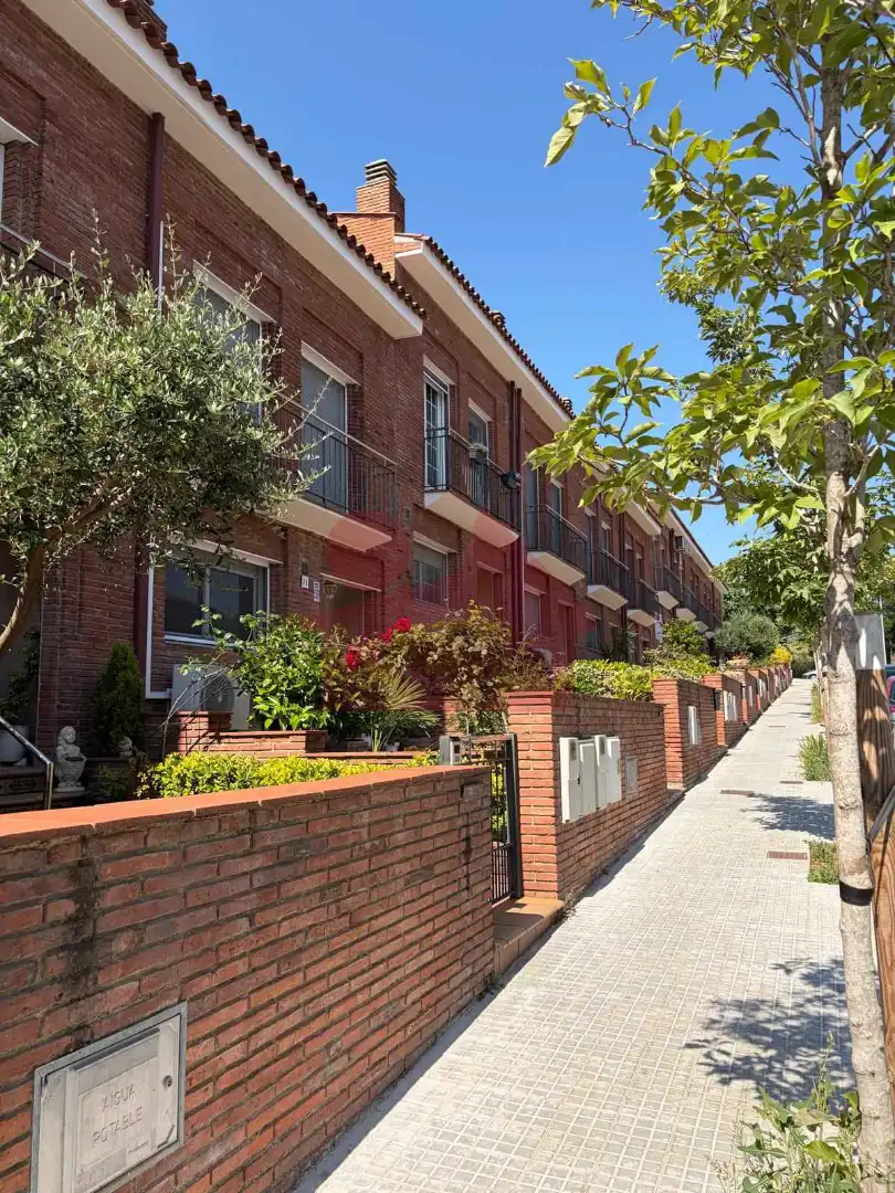Vista exterior de Casa adosada en venda en Mollet del Vallès amb Aire condicionat, Calefacció i Jardí privat