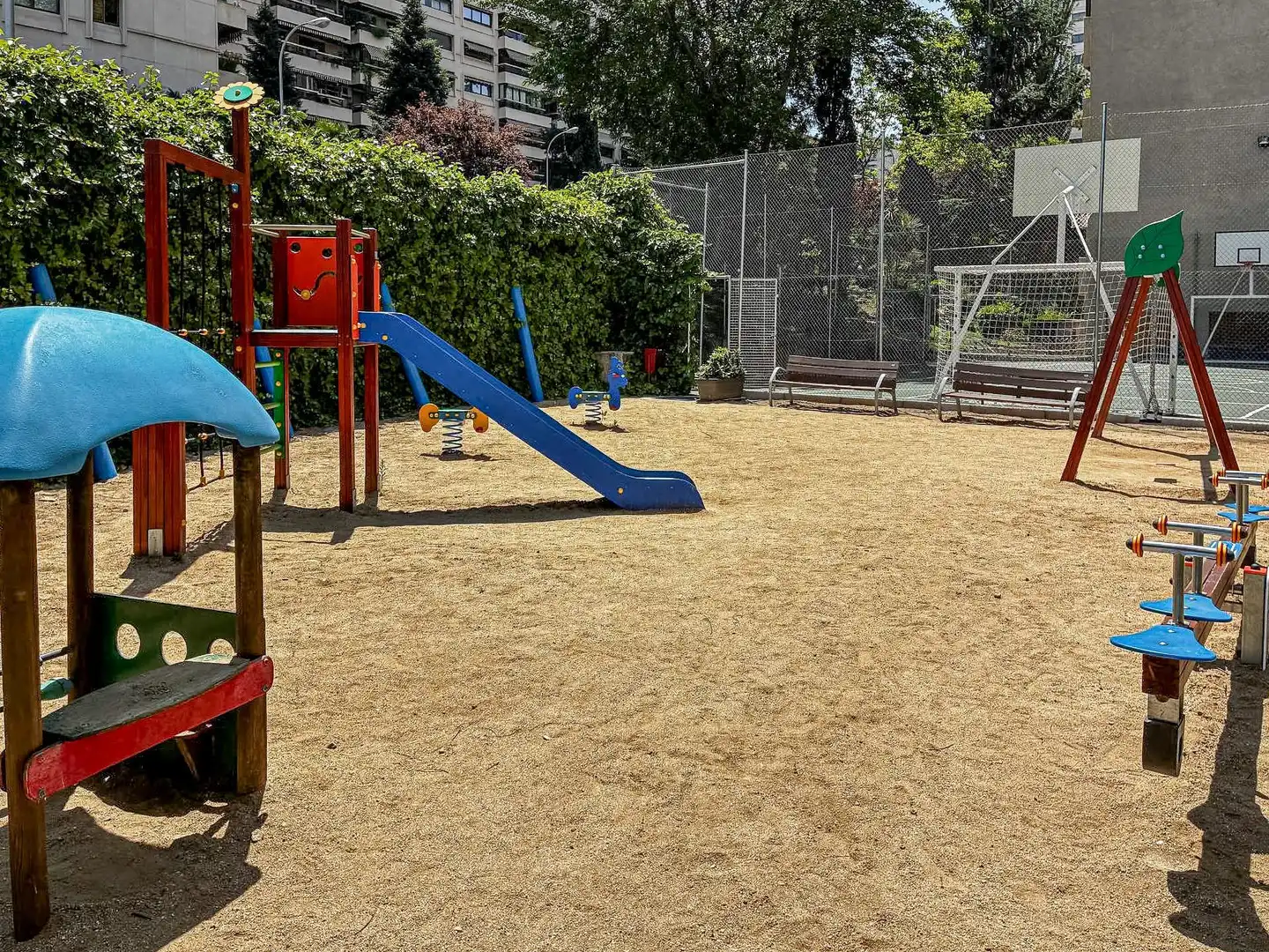 Parking de Piso en venta en Madrid con Aire acondicionado, Calefacción y Jardín privado