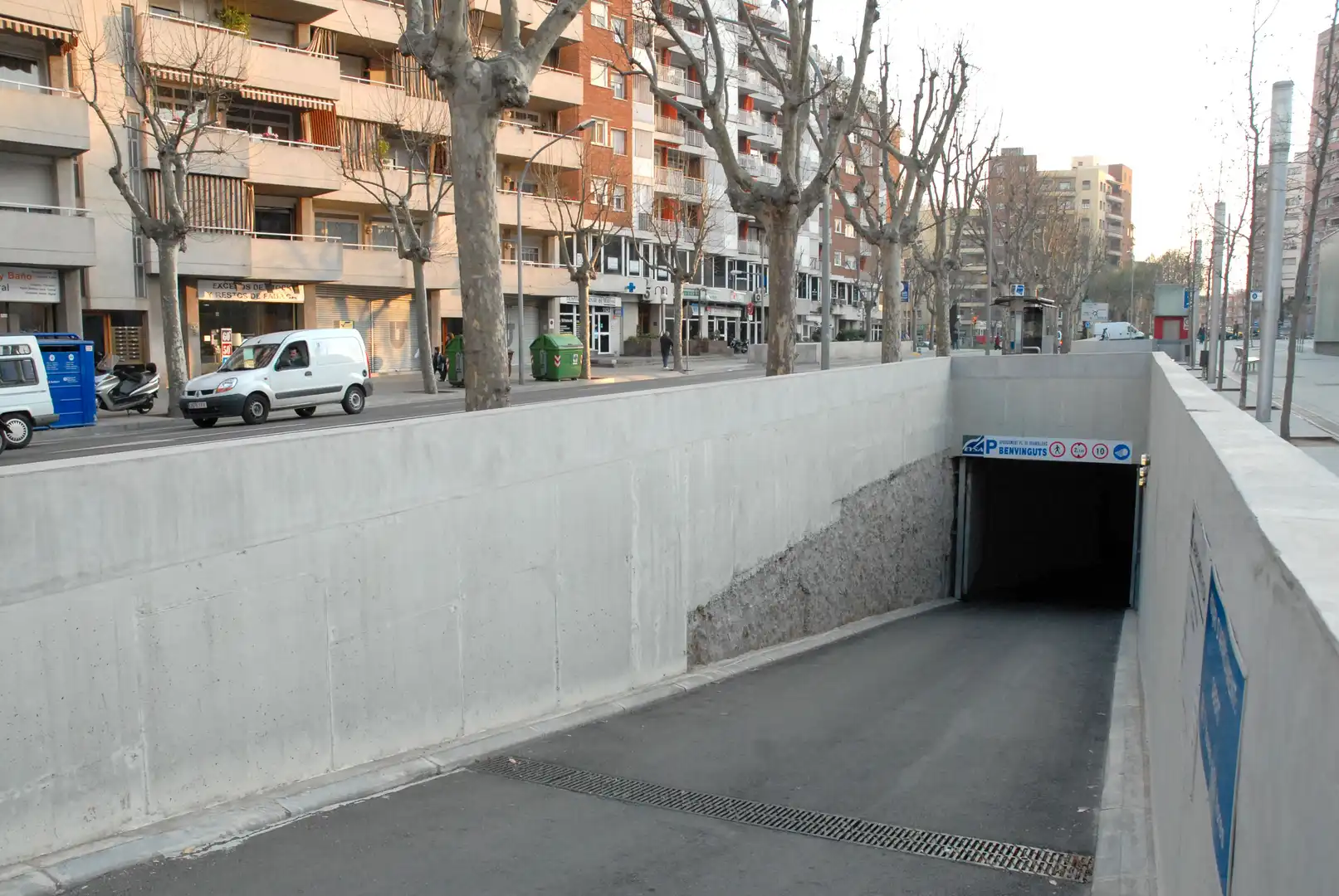 Vista exterior de Garaje de alquiler en Mataró con Alarma