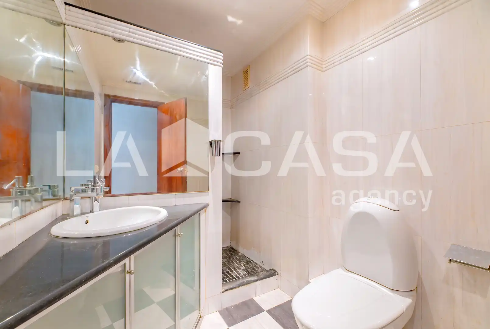 Baño de Piso en venta en Valencia con Calefacción, Terraza y Balcón