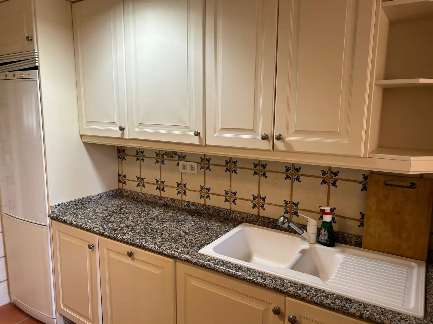 Cuina de Apartament de lloguer en Estepona amb Aire condicionat, Moblat i Internet