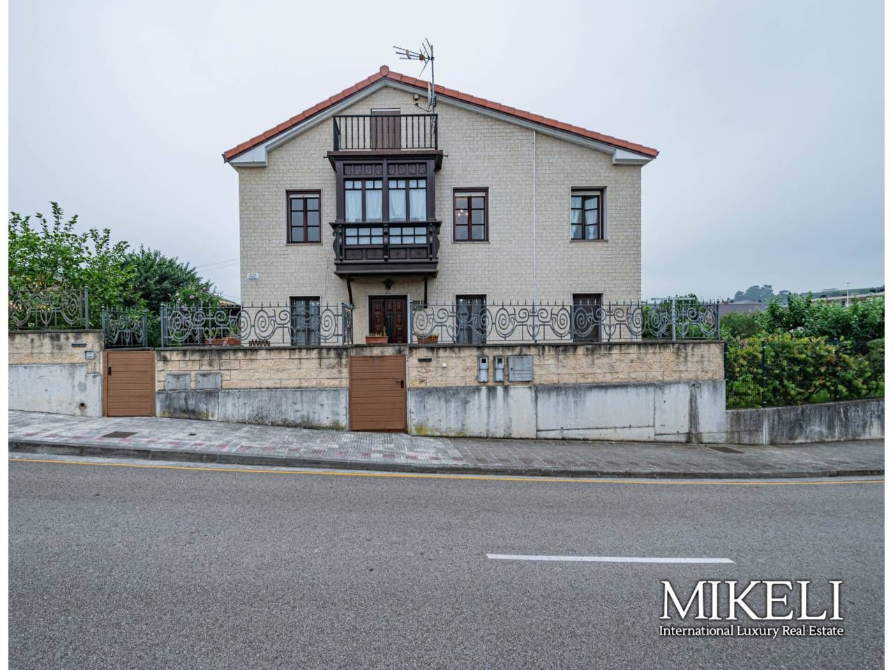 Vista exterior de Casa o chalet en venta en El Astillero   con Calefacción y Jardín privado