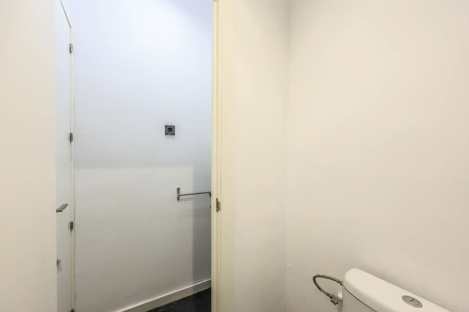 Badezimmer von Geschaftsraum zur Miete in Madrid mit Klimaanlage, Heizung und Parkett