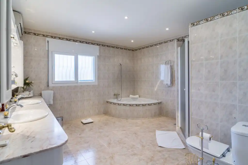 Bany de Casa o xalet en venda en Mijas amb Aire condicionat, Calefacció i Jardí privat