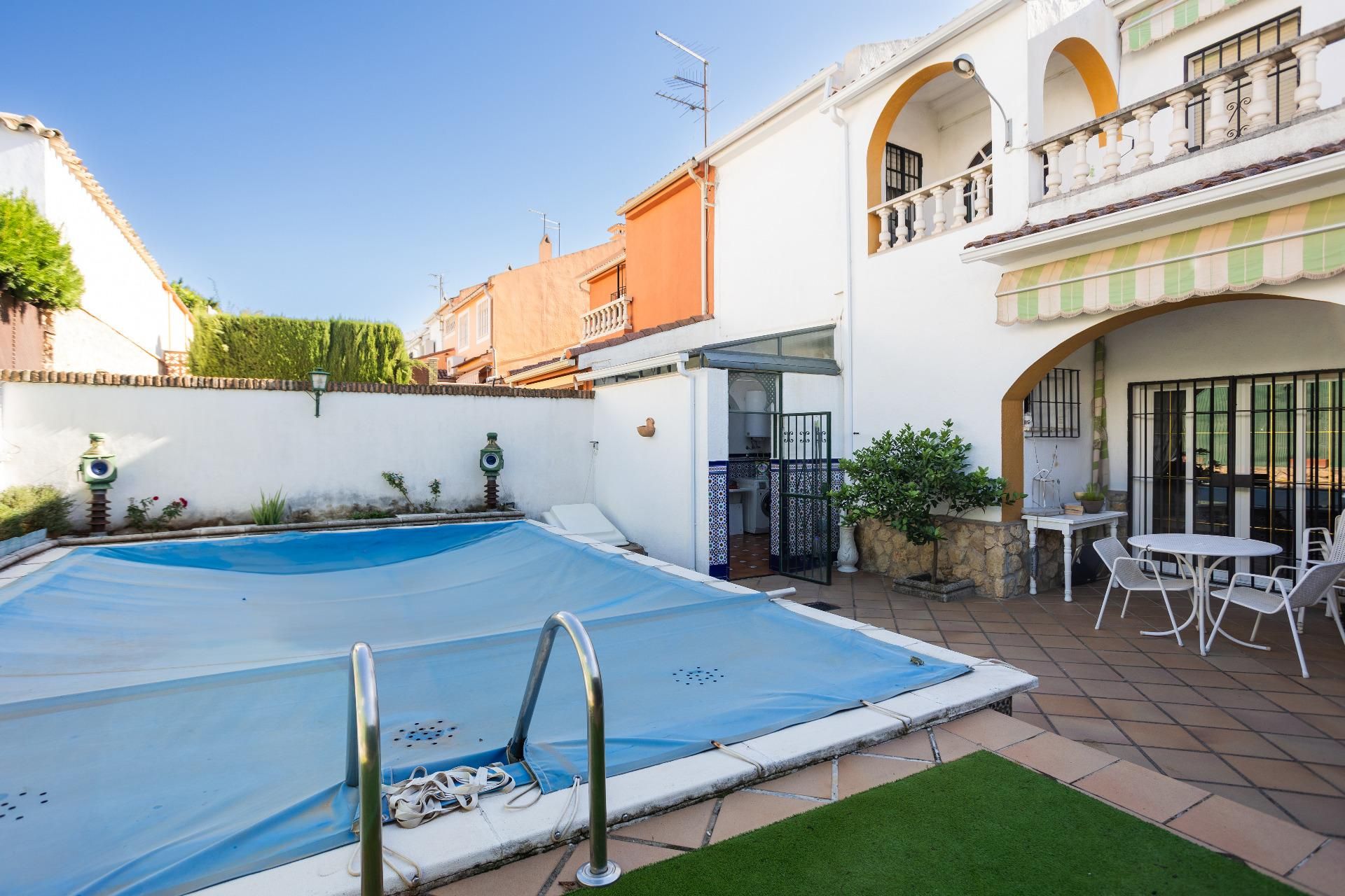 Piscina de Casa adosada en venda en  Córdoba Capital amb Aire condicionat, Calefacció i Jardí privat