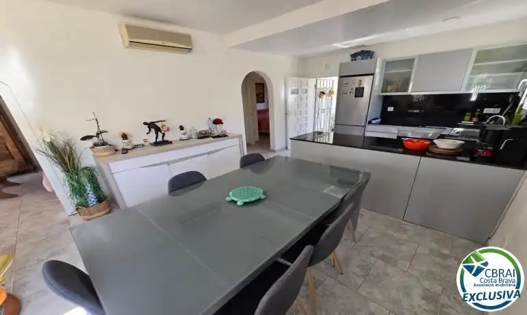 Cuina de Casa o xalet en venda en Empuriabrava amb Calefacció, Terrassa i Piscina