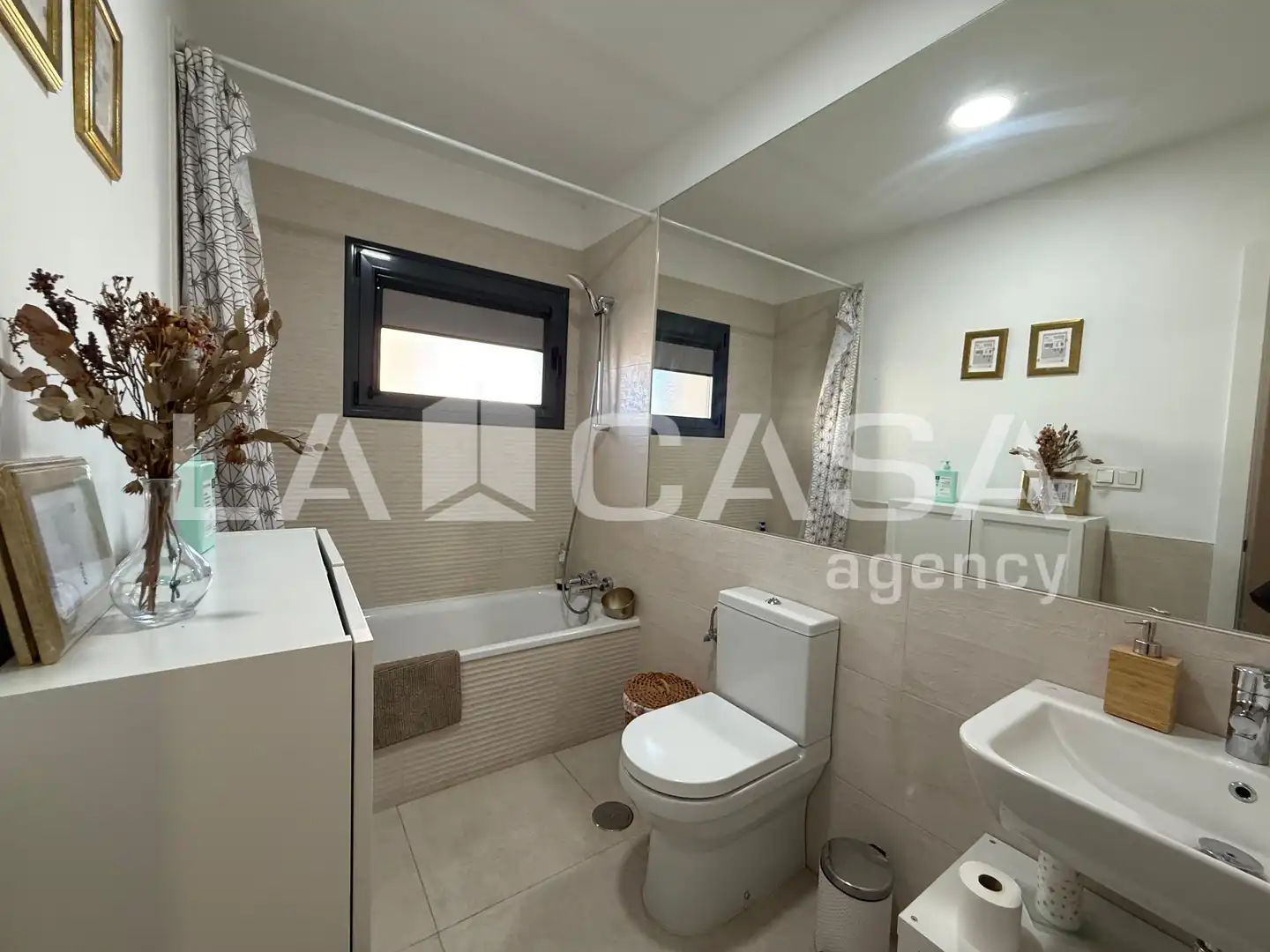Baño de Casa adosada en venta en Dos Hermanas con Aire acondicionado y Piscina