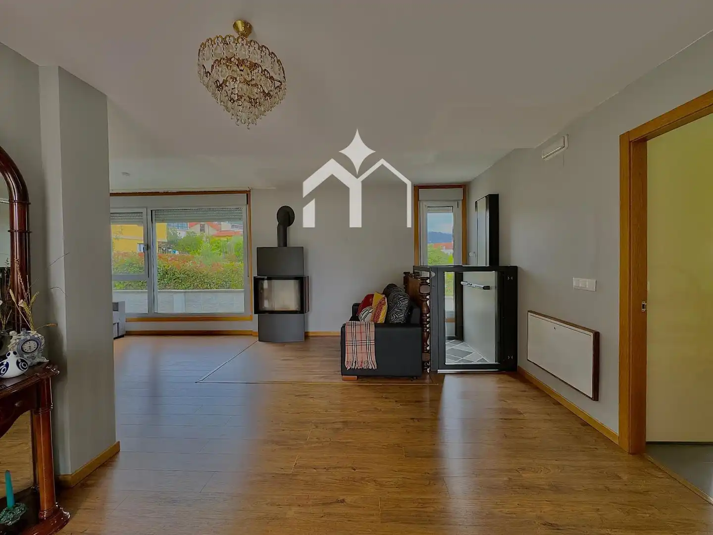 Sala d'estar de Casa o xalet en venda en Cangas  amb Calefacció, Parquet i Terrassa