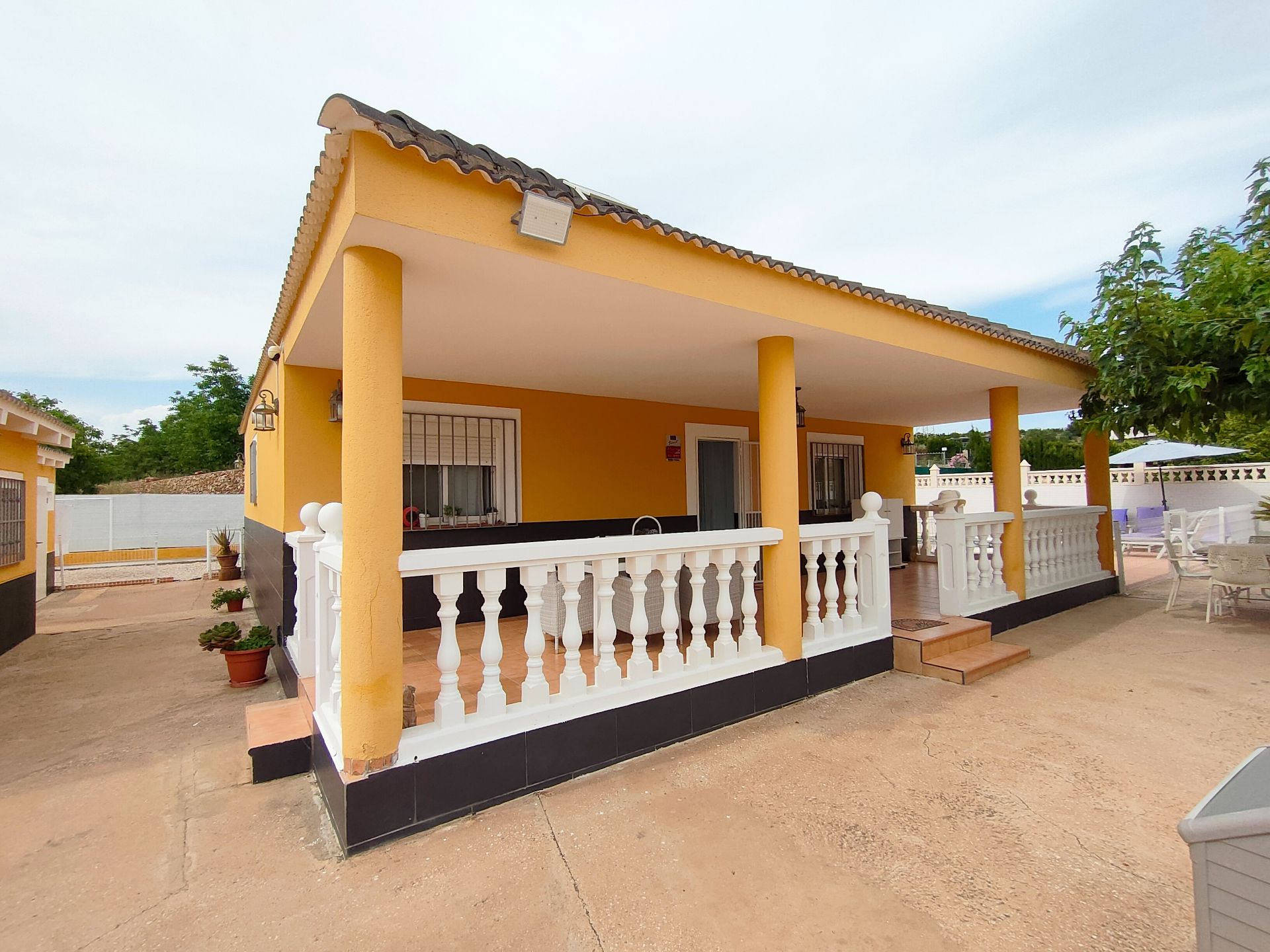 Vista exterior de Casa o chalet en venta en Montroy con Terraza y Piscina