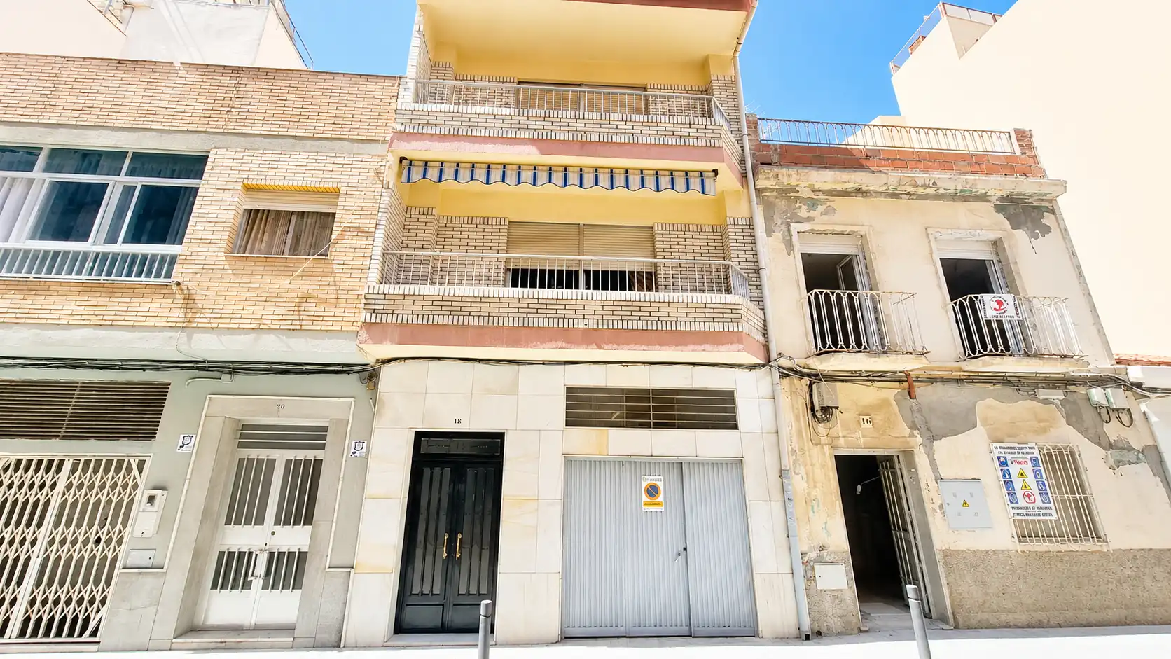 Vista exterior de Casa adosada en venda en Motril amb Terrassa, Traster i Moblat