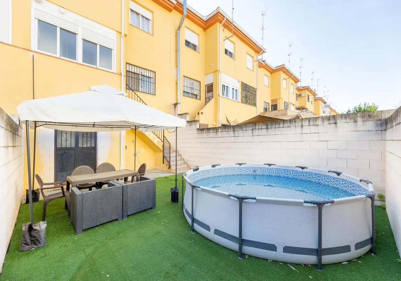 Schwimmbecken von Einfamilien-Reihenhaus zum Verkauf in Vegas del Genil mit Klimaanlage