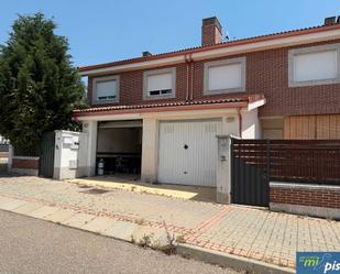 Vista exterior de Casa adosada en venda en Boecillo amb Calefacció, Jardí privat i Parquet