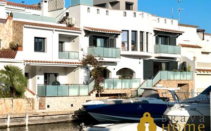 Vista exterior de Casa o xalet en venda en Empuriabrava amb Aire condicionat, Terrassa i Piscina