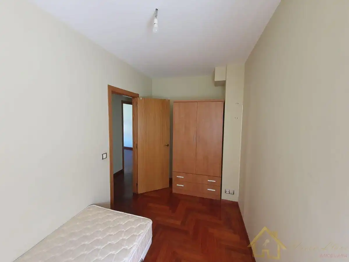 Habitación de Apartamento de alquiler en Lugo con Calefacción, Trastero y Amueblado
