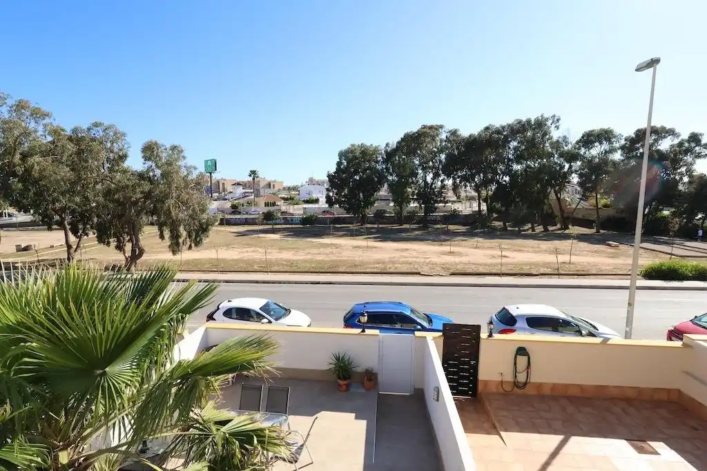 Vista exterior de Casa adosada de lloguer en Orihuela amb Aire condicionat, Calefacció i Jardí privat