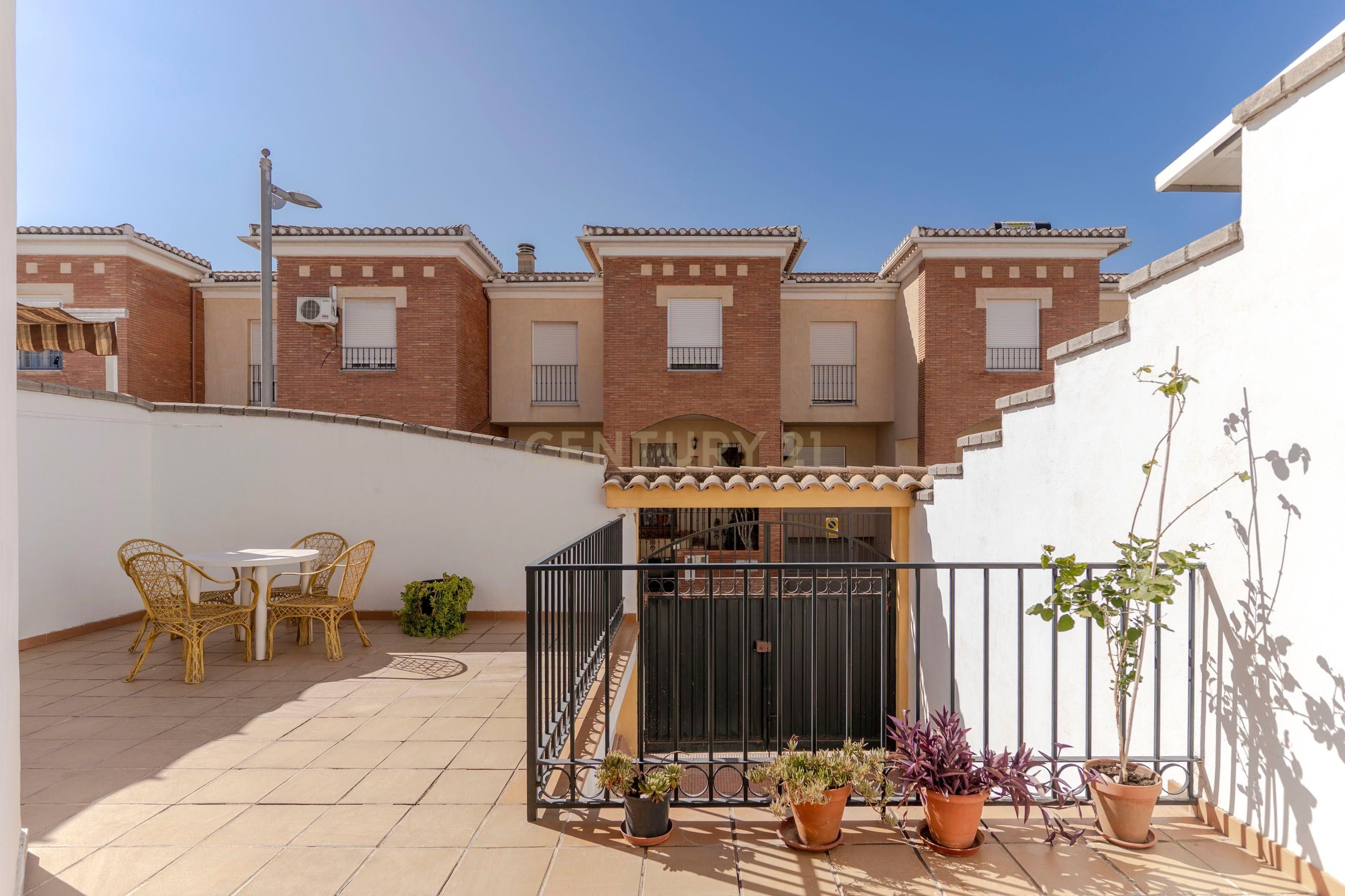 Vista exterior de Casa o xalet en venda en Pinos Puente amb Terrassa