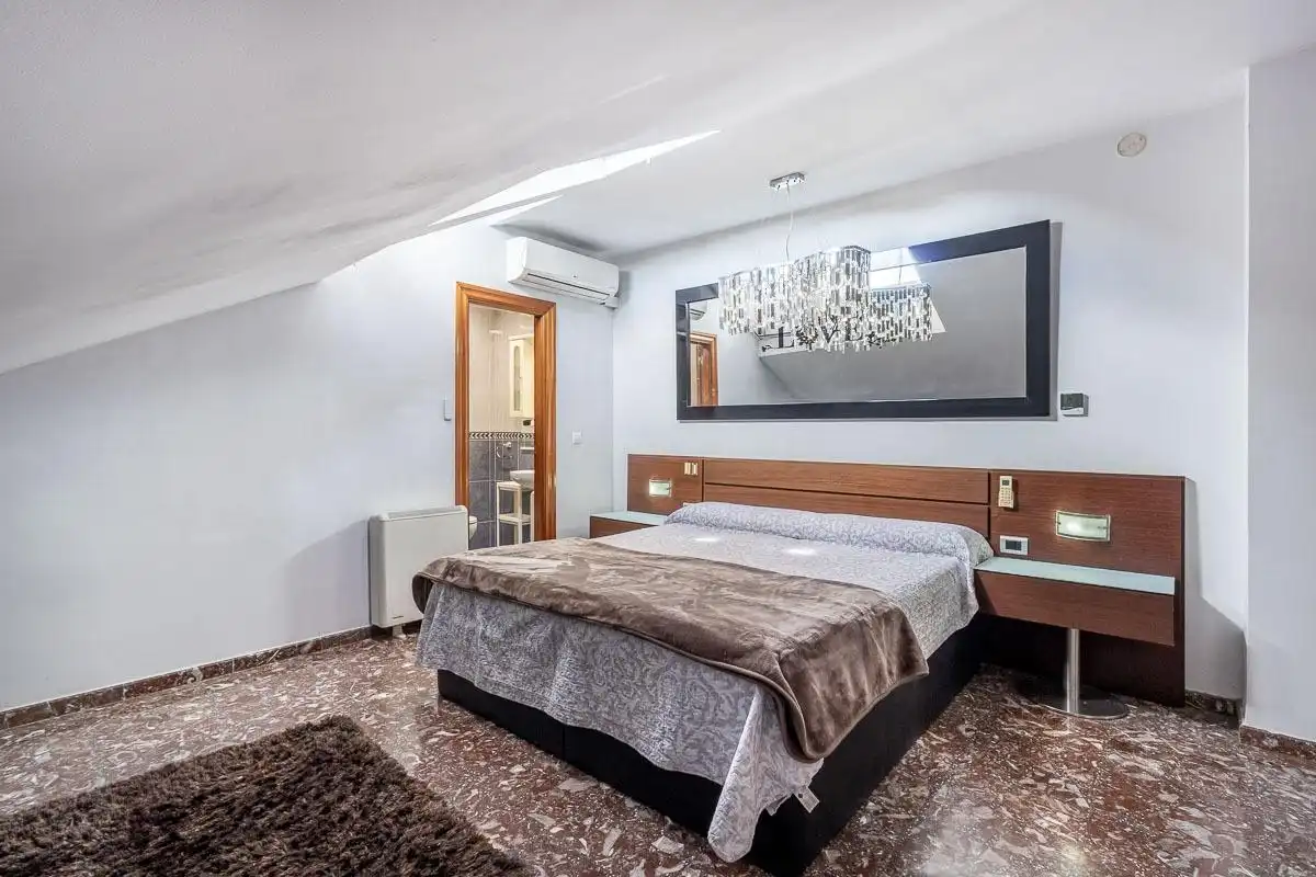 Schlafzimmer von Dachboden zur Miete in Maracena mit Terrasse und Möbliert
