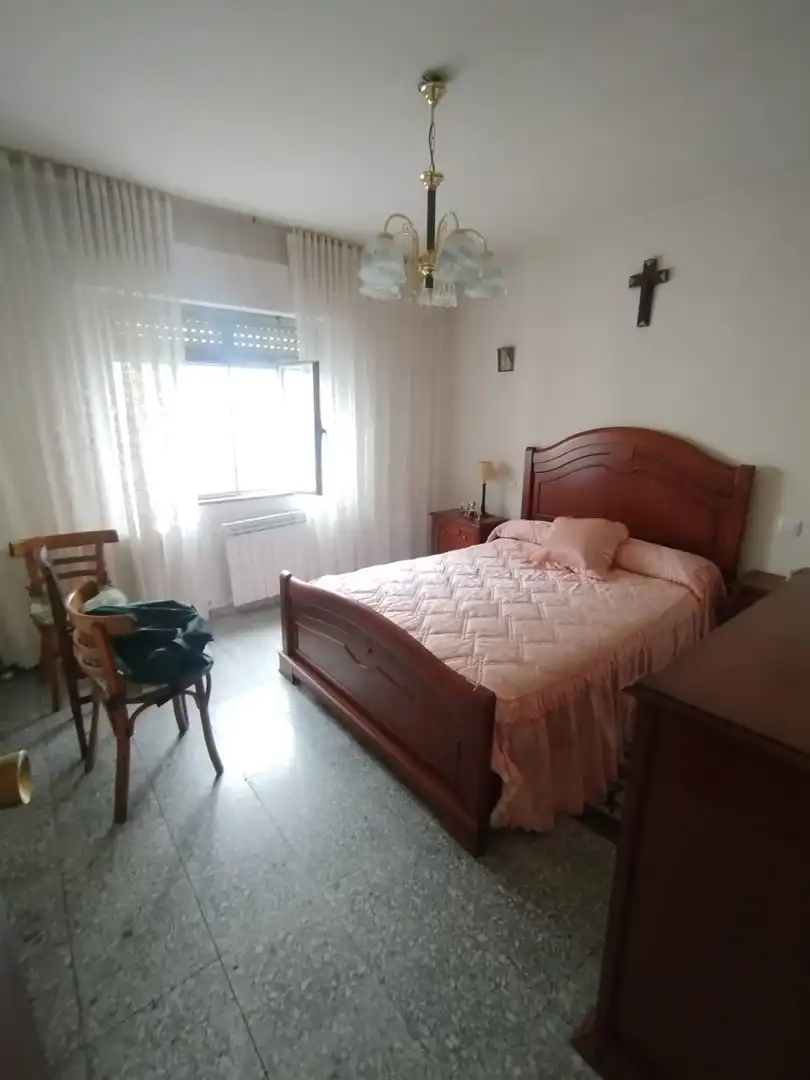 Dormitori de Casa o xalet en venda en Gemuño amb Calefacció, Jardí privat i Moblat