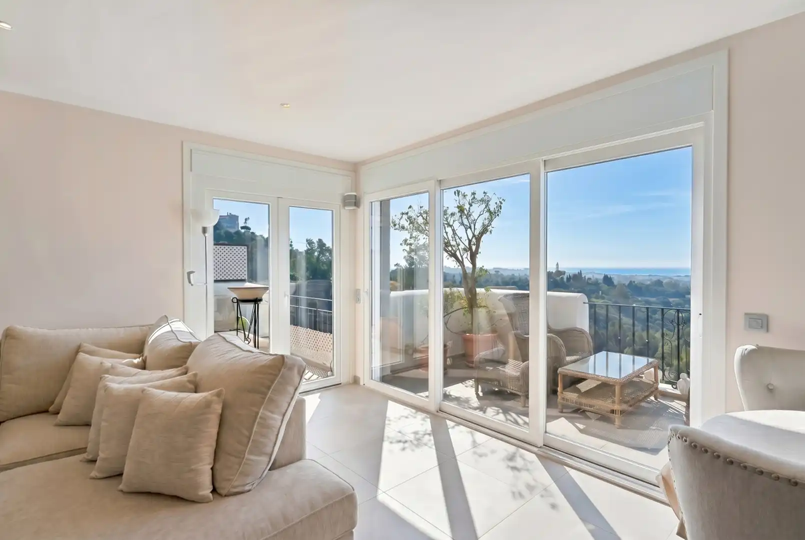 Sala de estar de Ático en venta en Benahavís con Aire acondicionado, Terraza y Piscina