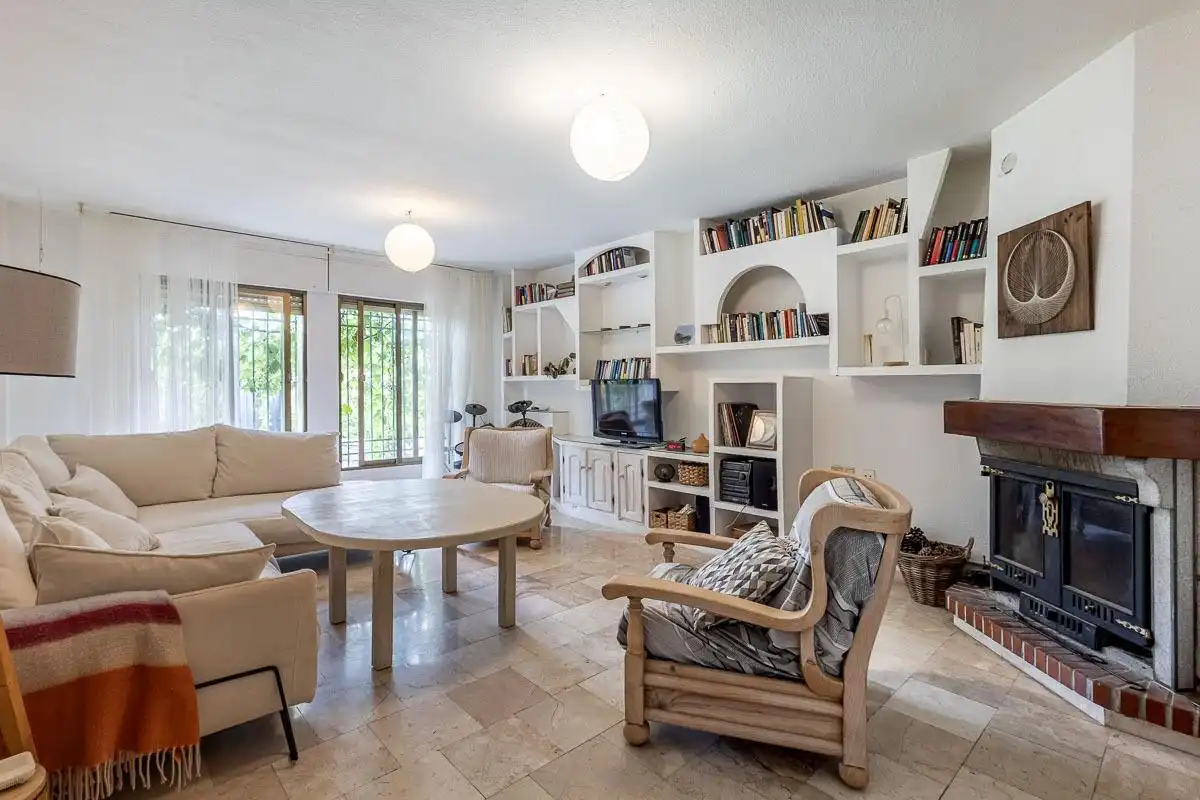 Sala de estar de Casa o chalet en venta en Cájar con Calefacción, Jardín privado y Piscina