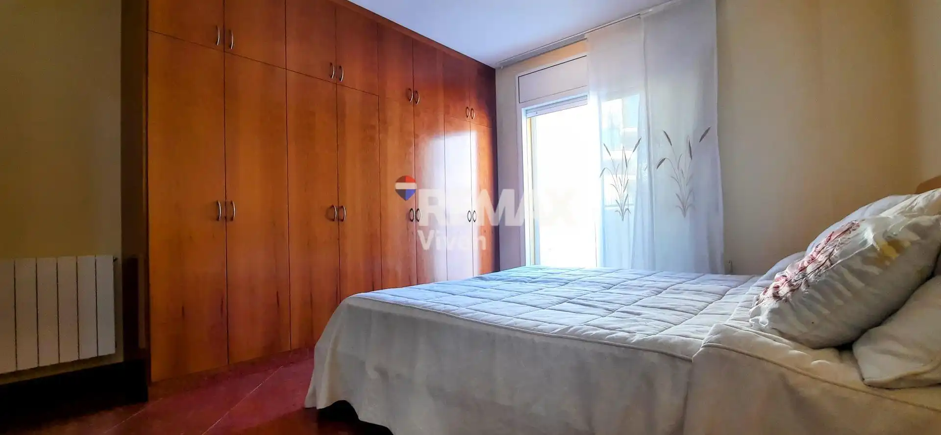 Schlafzimmer von Einfamilien-Reihenhaus zum Verkauf in Sant Pere de Ribes mit Klimaanlage und Heizung