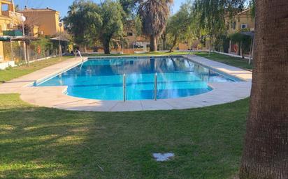 Piscina de Casa adosada en venda en El Puerto de Santa María amb Aire condicionat, Jardí privat i Parquet