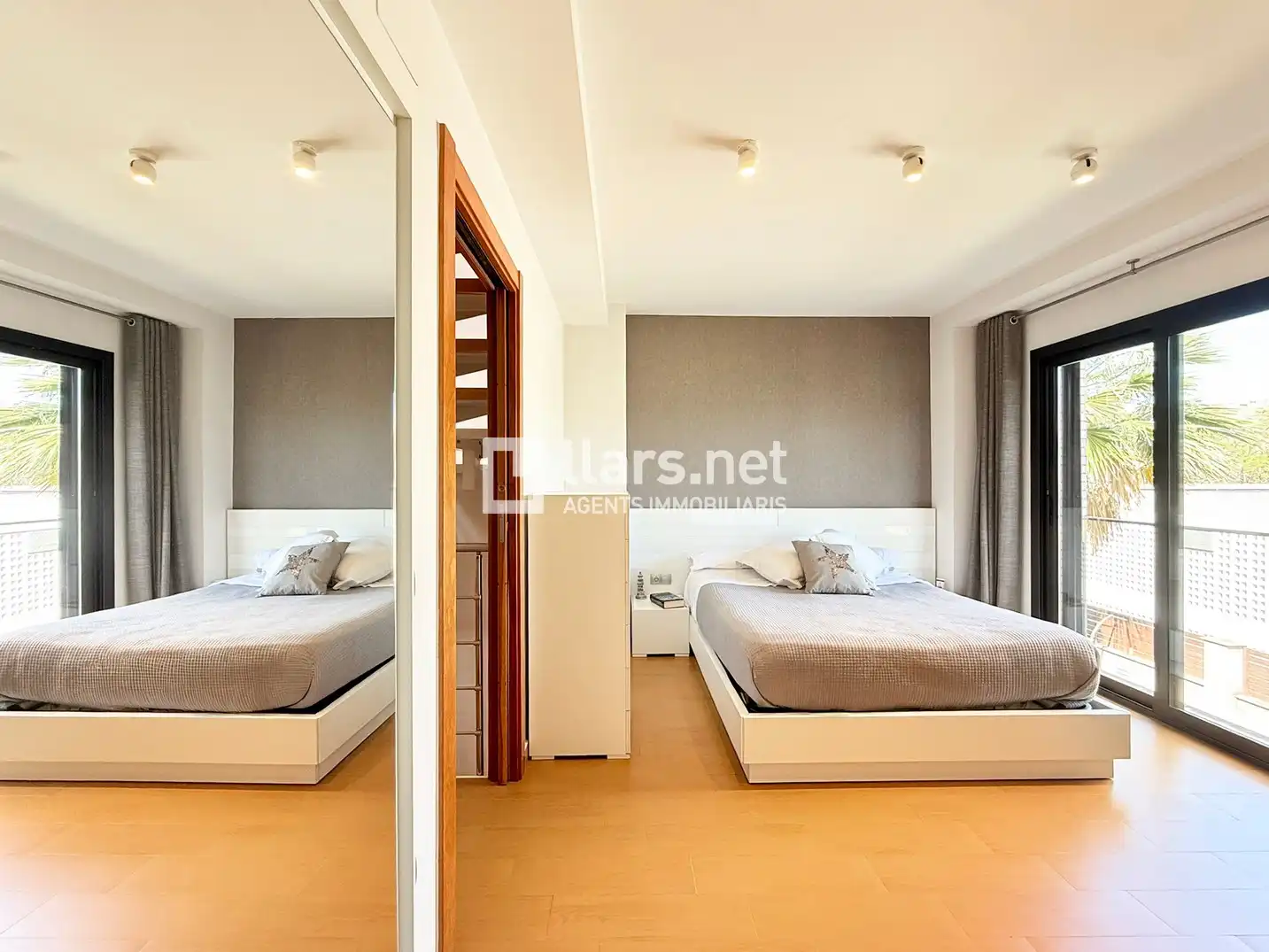 Schlafzimmer von Einfamilien-Reihenhaus zum Verkauf in Vilanova i la Geltrú mit Klimaanlage, Heizung und Parkett