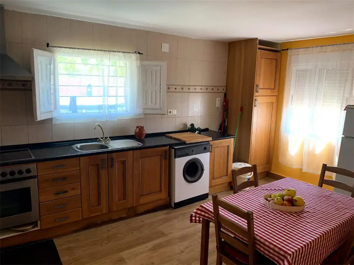 Cuina de Casa o xalet en venda en Codo amb Jardí privat, Parquet i Piscina