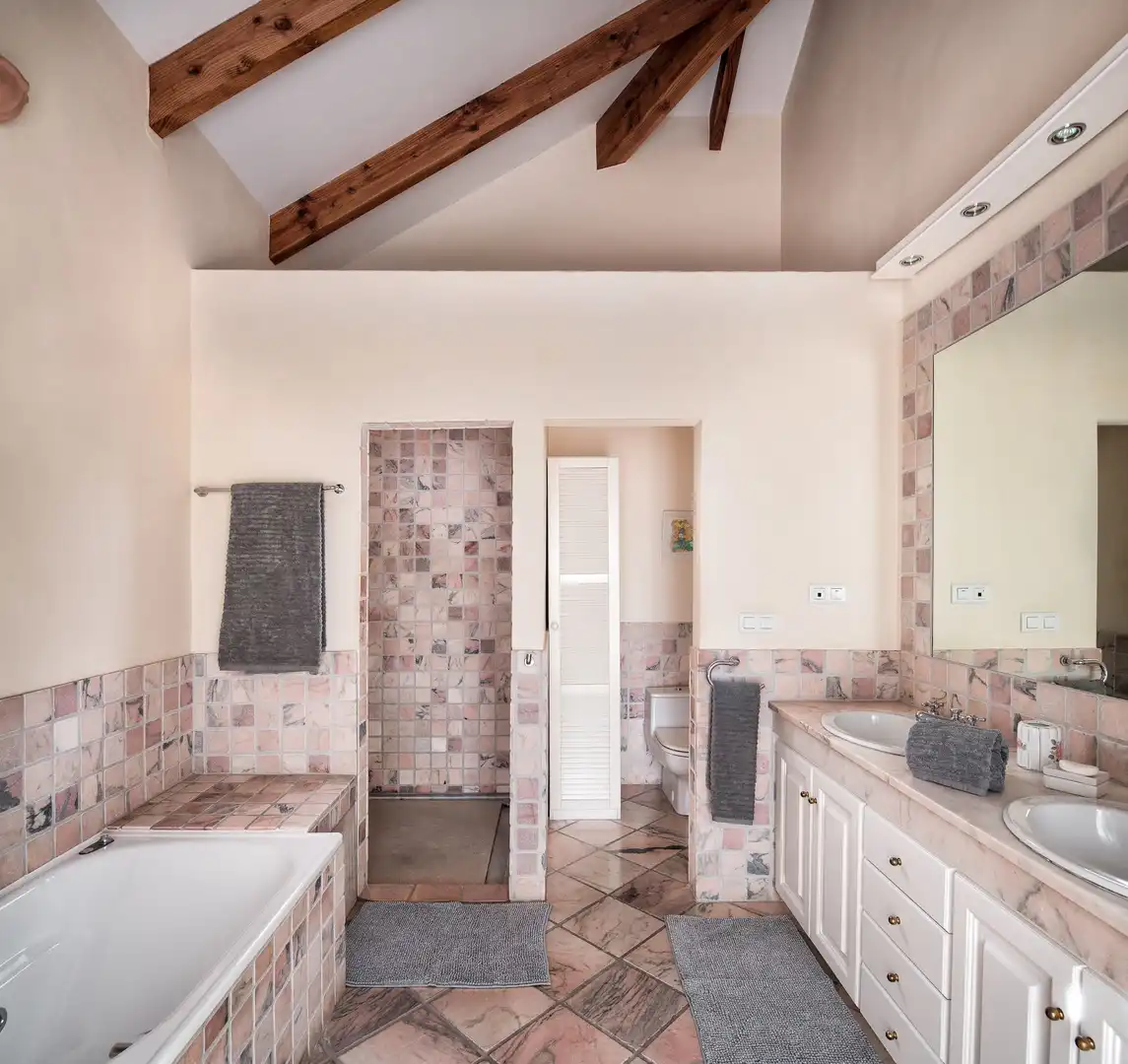 Baño de Casa o chalet de alquiler en Estepona con Aire acondicionado, Jardín privado y Terraza