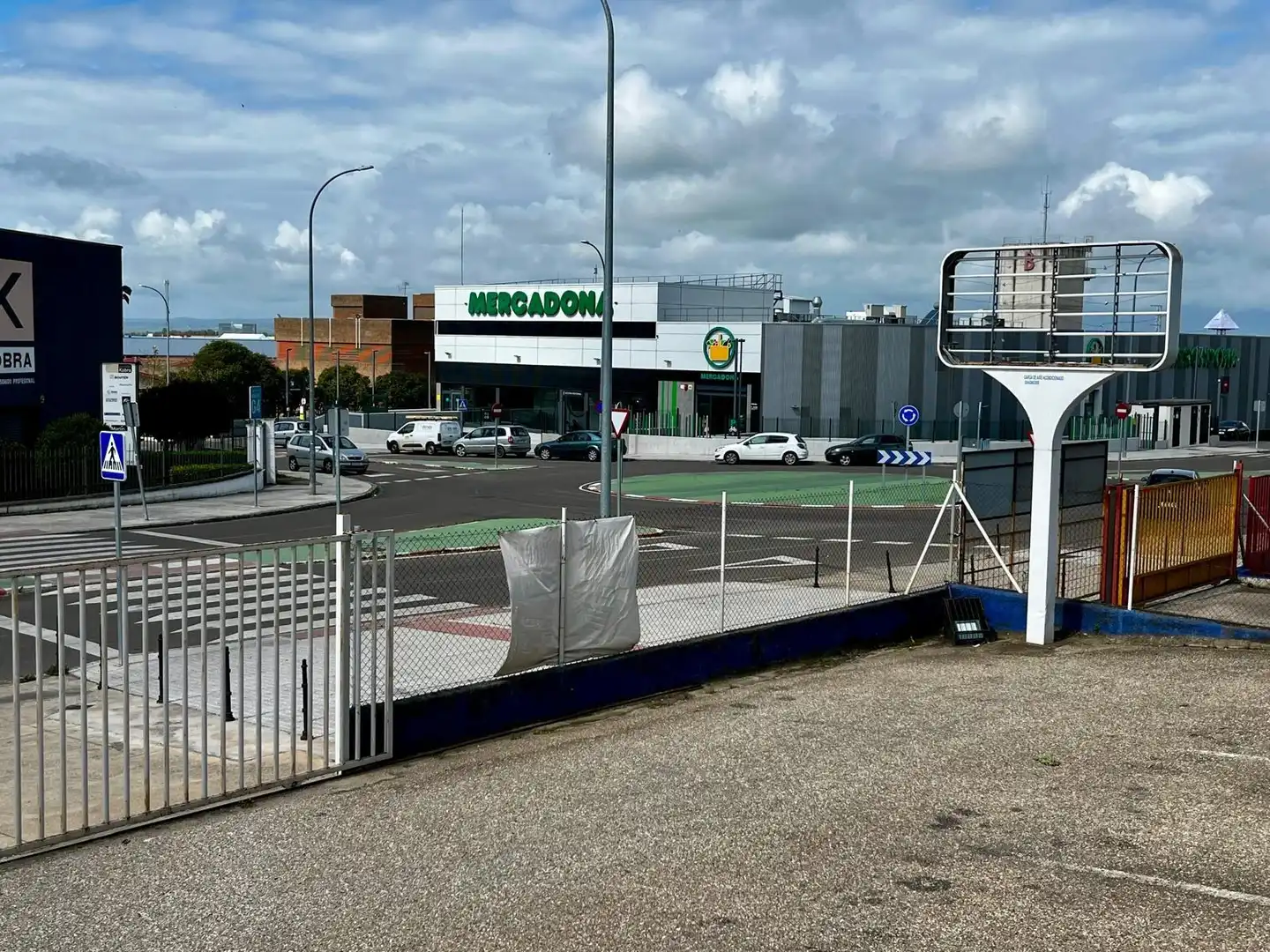 Parkplatz von Fabrikhallen zum Verkauf in Badajoz