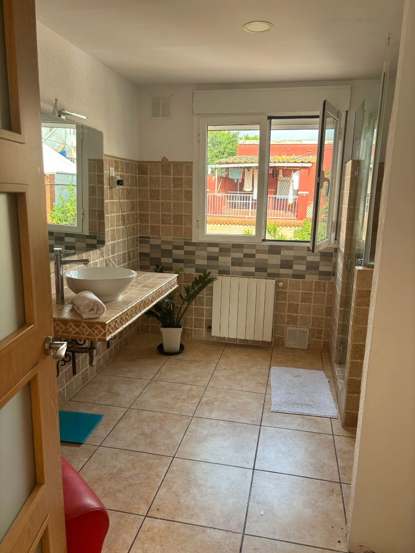 Bany de Casa adosada en venda en Reus amb Aire condicionat, Calefacció i Jardí privat